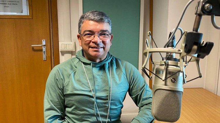 Izaías Carneiro, leigo católico e fundador da Comunidade Coração Novo na Rádio Vaticano