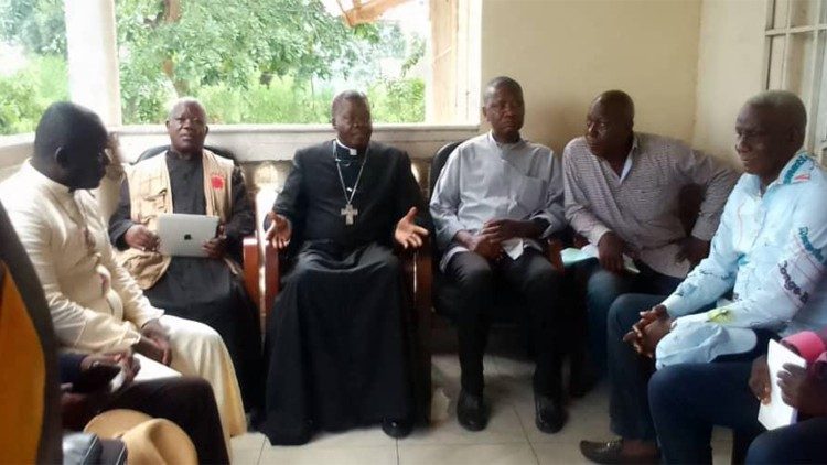 Monseigneur Bienvenu Manamika, archevêque de Brazzaville (Congo-Brazza), en visite à Ngabé, aux congolais de la RDC qui ont fui les violences du conflit foncier intercommunautaire Téké-Yaka