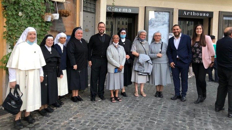 Algunos religiosos en la presentación