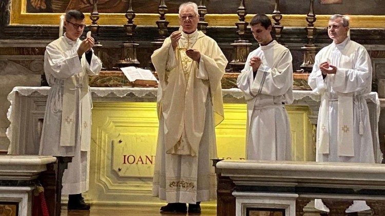 Kard.  Gerhard Müller przewodniczy Mszy przy grobie św. Jana Pawła II