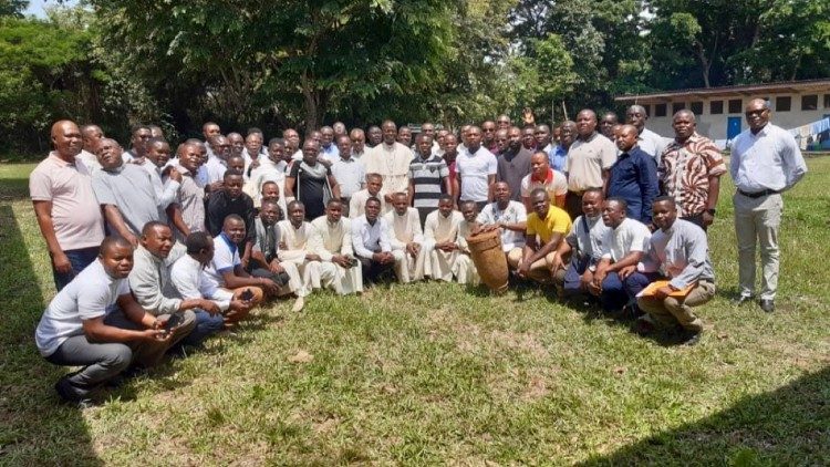 Les prêtres du diocèse d’Inongo, réunis, avec leur évêque, Mgr Donatien Bafuidinsoni, pour les journées sacerdotales, la retraite spirituelle annuelle du clergé (15-23 octobre 2022)