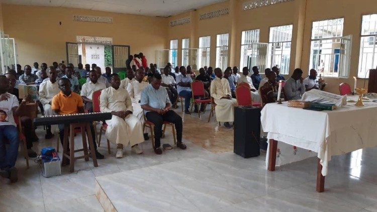 Les prêtres du diocèse d’Inongo, réunis, avec leur évêque, Mgr Donatien Bafuidinsoni, pour les journées sacerdotales, la retraite spirituelle annuelle du clergé (15-23 octobre 2022)