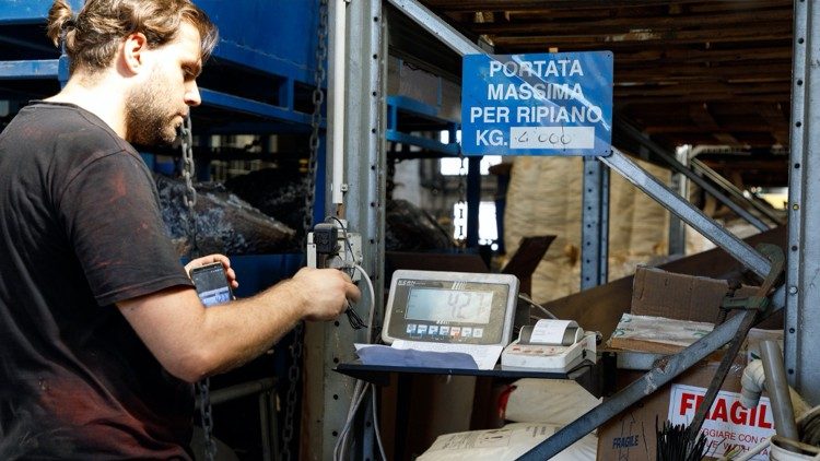 Tutti i materiali che arrivano in Ecomet vengono pesati e selezionati da operai esperti