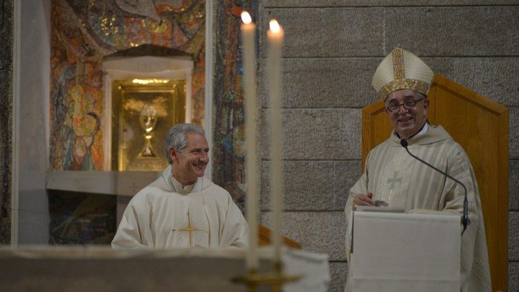 Il cardinale vicario Angelo De Donatis e monsignor Andrea Celli, parroco di San Pio X, inaugurano il Progetto Persona