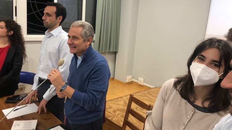 Monsignor Andrea Celli insieme ad alcuni giovani 