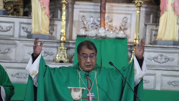 Monseñor Luis Durán, Obispo Auxiliar de la Arquidiócesis de La Paz, Bolivia, durante la misa celebrada el Domingo Mundial de las Misiones