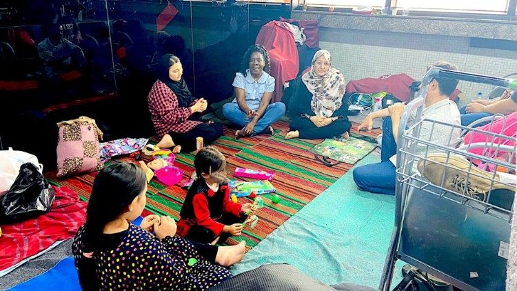 Familia de sociológo, improvisou sua casa no aeroporto de Guarulhos (foto: Rosa M. Martins)