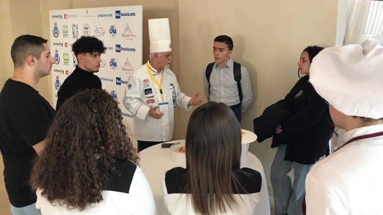 Un membro della giuria con i giovani cuochi alla fine della gara