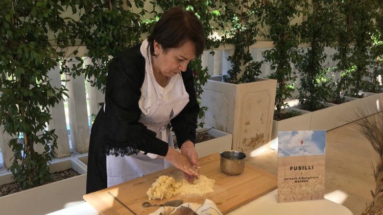 Rosanna De Carlo prepara l'impasto per i fusilli fatti a mano