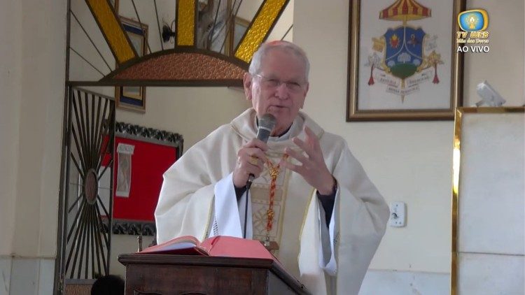 Cardeal Steiner aos pés do tumulo do padre Cícero Romão Batista, na Capela de Nossa Senhora do Perpetuo Socorro.