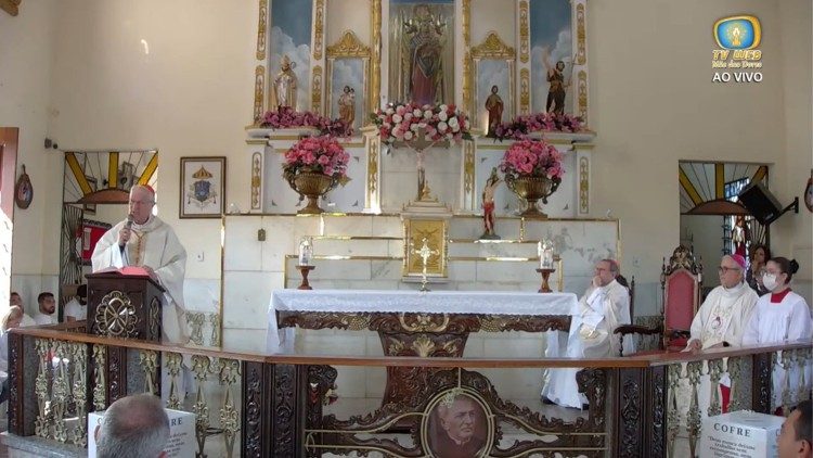 Aos pés do tumulo do Padre Cícero Romão Batista