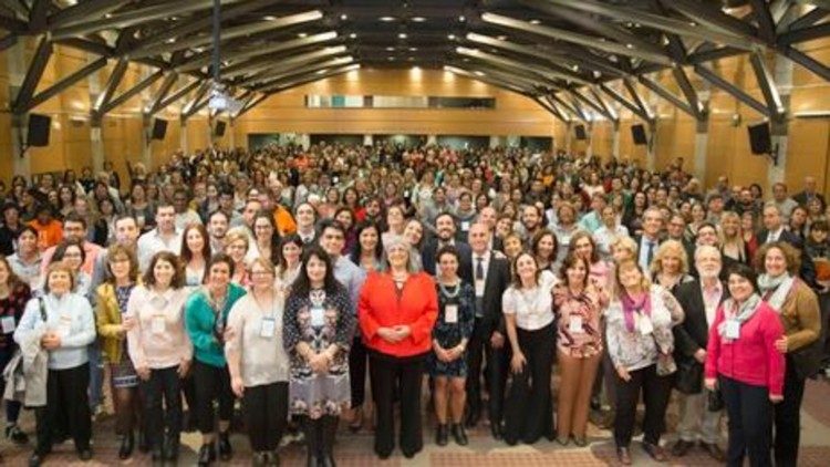 Maria Nieves Tapia con studenti e docenti coinvolti nelle iniziative di Clayss per l'America Latina