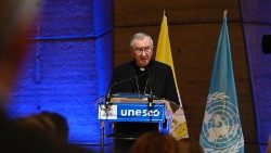 Il-card.-Parolin-allUnesco-per-lincontro-sulla-leadership-femminile-5.jpg