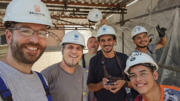 Equipe de trabalho formada por artistas do mundo todo