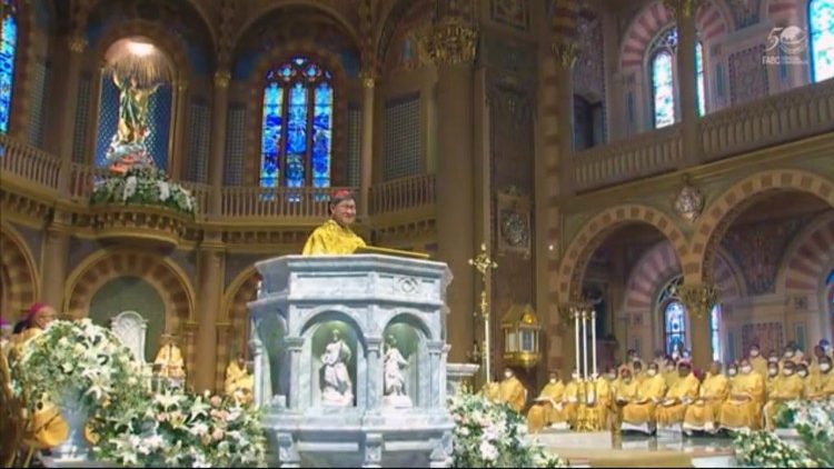 Кардынал Луіс Антоніа Тагле падчас Імшы з нагоды 50-годдзя Федэрацыі біскупскіх канферэнцый Азіі