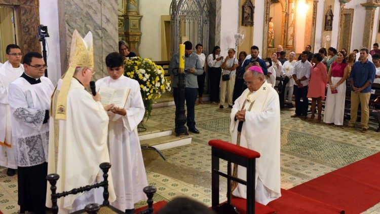 Dom Gilberto Pastana recebe Pálio Arcebispal 