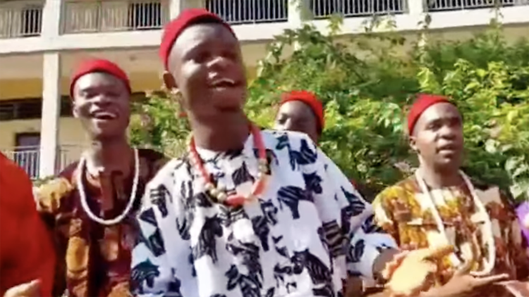 Un fotogramma del video diffuso nel corso della conversazione digitale del Papa con alcuni studenti africani