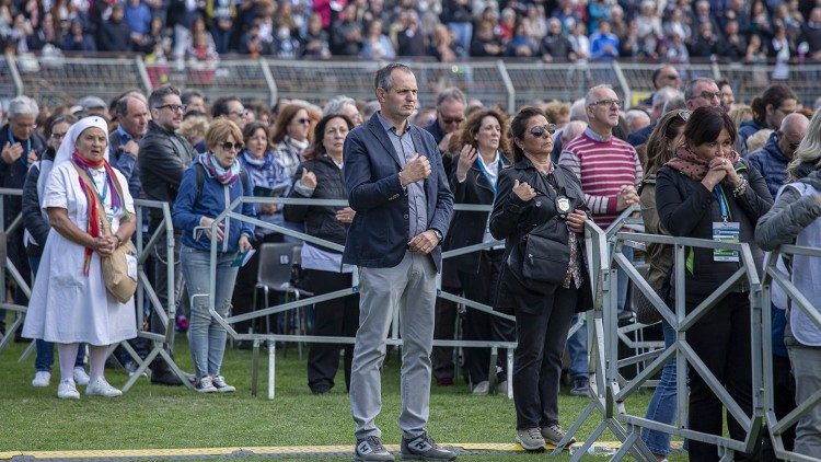 Fedeli alla Messa conclusiva allo stadio di Matera. Foto Cristina Garzone