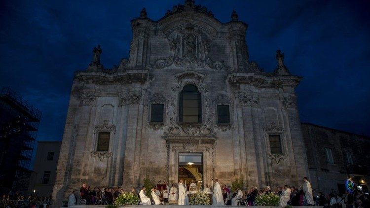 Ultimi momenti della processione eucaristica del 24 settembre. Foto Cristina Garzone