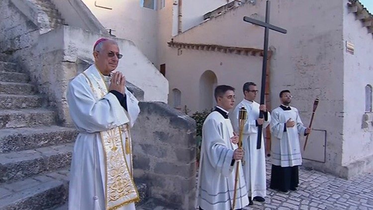 Un altro momento della Via Lucis con l'arcivescovo Caiazzo