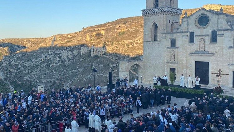 Il momento conclusivo della via Lucis, davanti alla chiesa di san Pietro e Paolo Caveoso
