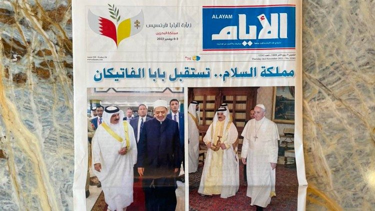Ve čtvrtek byly místní bahrajnské noviny plné fotografií papeže Františka s králem Hamadem bin Isou Al Chalífou. Titulky se zaměřovaly na aspekt jeho návštěvy, který se týká mezináboženského dialogu.