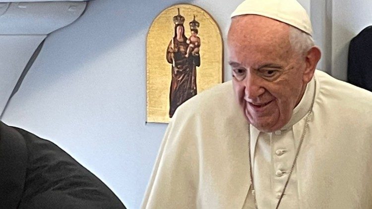El Papa Francisco en el vuelo de ida hacia el Reino de Baréin