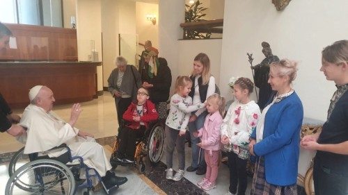 L'abbraccio del Papa a tre famiglie di rifugiati dell'Ucraina