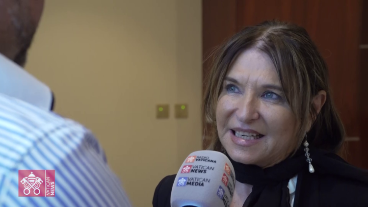 2022.11.03 Loredana Mantello akihojiana na mwandishi wa habari Vatican.
