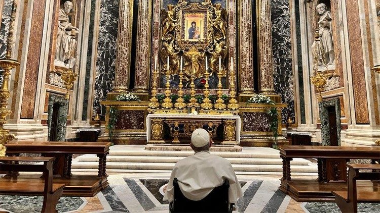 O Papa Francisco na Basílica de Santa Maria Maior de retorno da viagem ao Bahrein