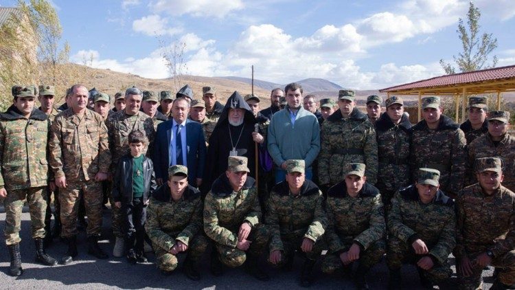 Karekin II.  bei einem Truppenbesuch Anfang November