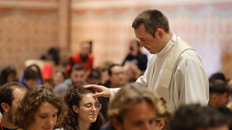 Jovem recebe a bênção
