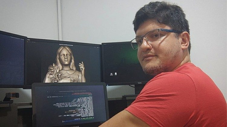 Cícero Moraes trabalhando na escultura digital que virou a estátua de Benigna