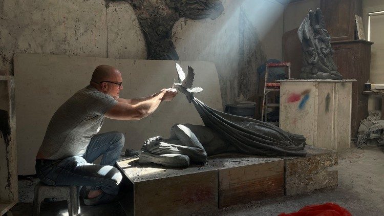 El artista canadiense durante la producción de la obra. 