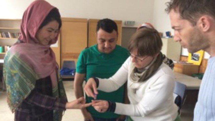 टीम चिकित्सा जरूरतों और आध्यात्मिक या मनोवैज्ञानिक परामर्श दोनों के लिए उपलब्ध है