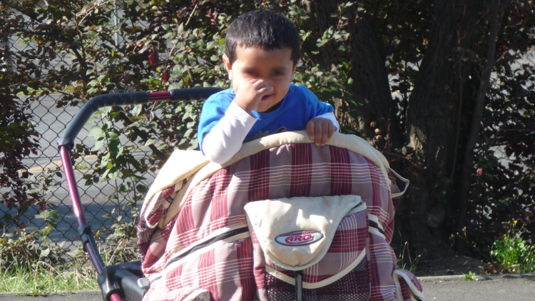 वुर्ज़बर्ग के पास स्वागत केंद्र में एक बच्चा