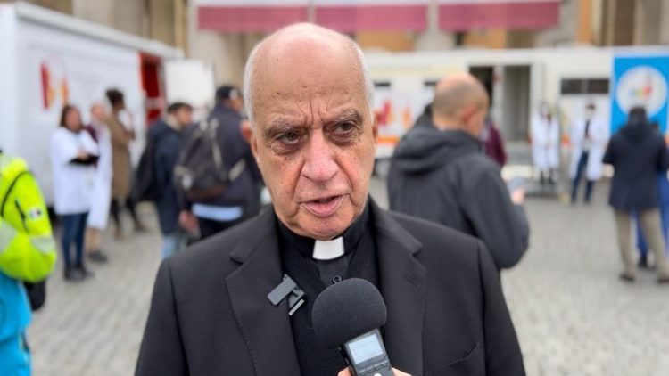 Abp Rino Fisichella; w tle ambulatorium na Placu Św. Piotra