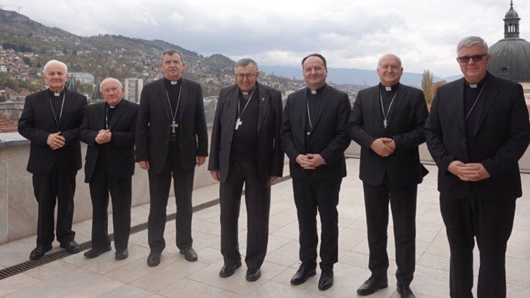Članovi Biskupske konferencije Bosne i Hercegovine zajedno sa zadarskim nadbiskupom Milanom Zgrablićem i noimenovanim beogradskim nadbiskupom Ladislavom Németom