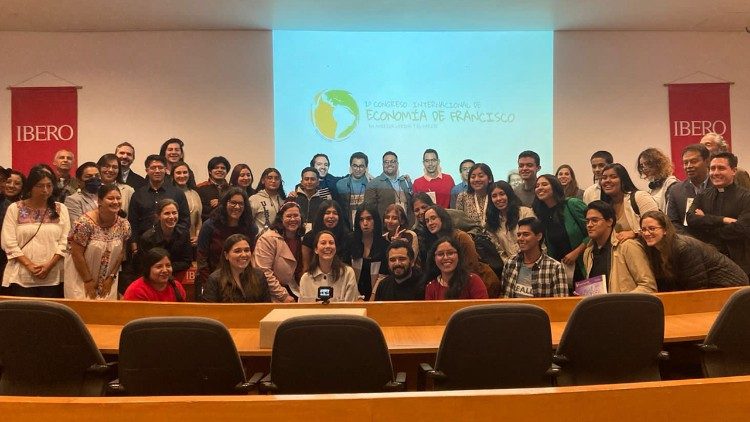 El Papa a los jóvenes en Asís: "Las obras son menos “luminosas” que las grandes ideas, porque son concretas, particulares, limitadas, con luz y sombra juntas, pero fecundan día tras día la tierra: la realidad es superior a la idea".