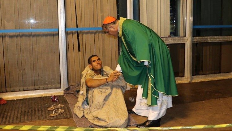 O cardeal de Brasília, dom Paulo Cezar visita o gueto Buraco do Rato