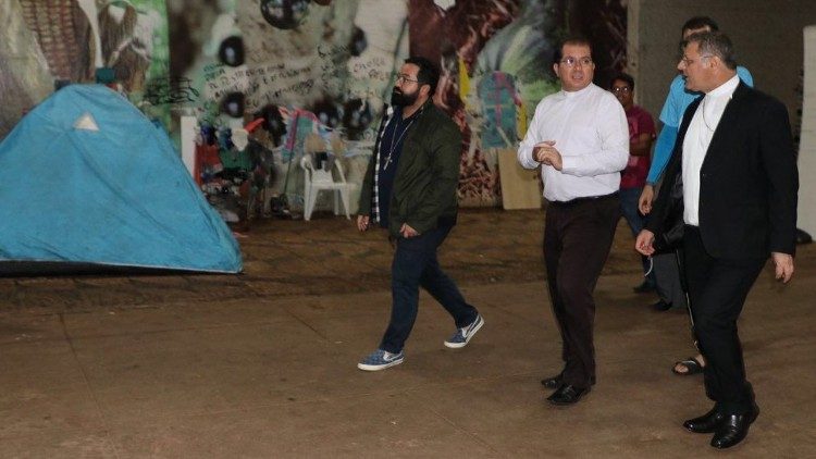 Cardeal de Brasília visita o gueto Buraco do Rato