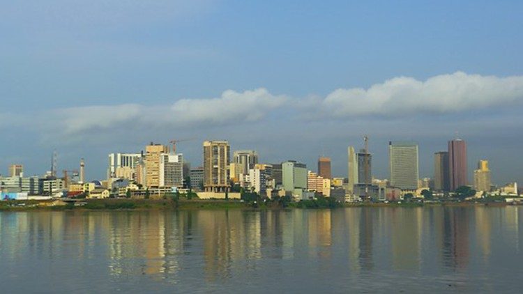 Vue sur Abidjan, la capitale ivoirienne, où des adolescents et jeunes adultes, armés et violents, surnommés les "microbes", sont membres de gangs criminels.