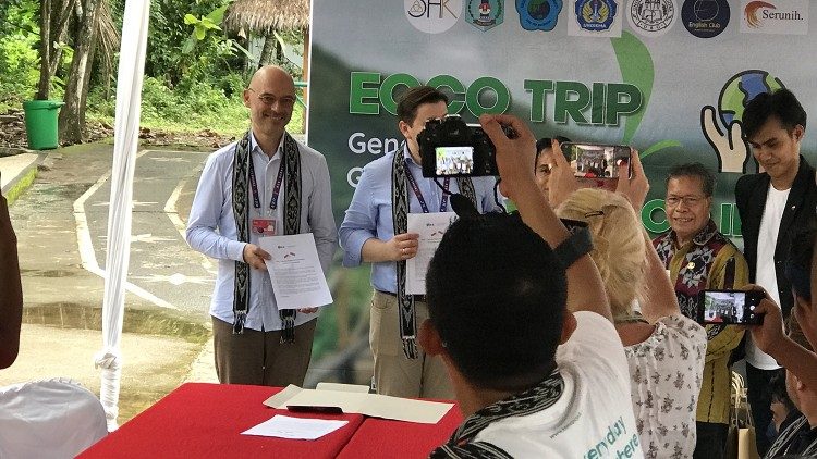 माइकेल कुर्त्यका लोम्बोक द्वीप के एक गाँव का दौरा करते हुए