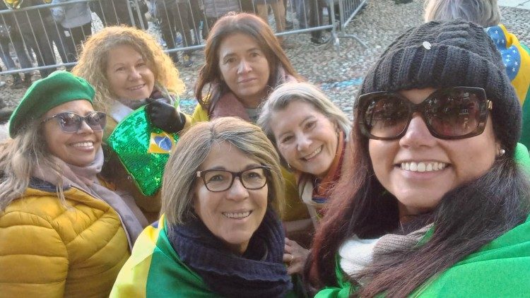 O grupo brasileiro que assistiu à missa por telão na Praça Catedral de Asti