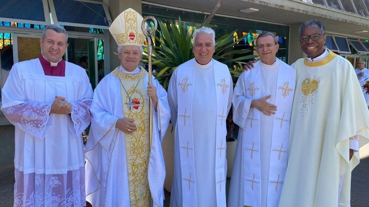 Missa presidida por Dom Antonio Emidio Vilar, sdb