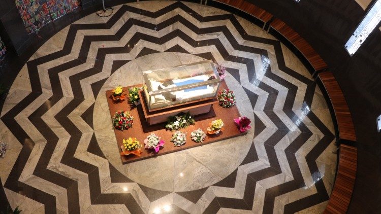 Túmulo de Santa Dulce dos Pobres na Capela das Relíquias