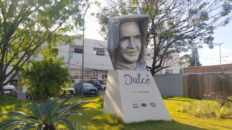 Estátua de Irmã Dulce em Salvador