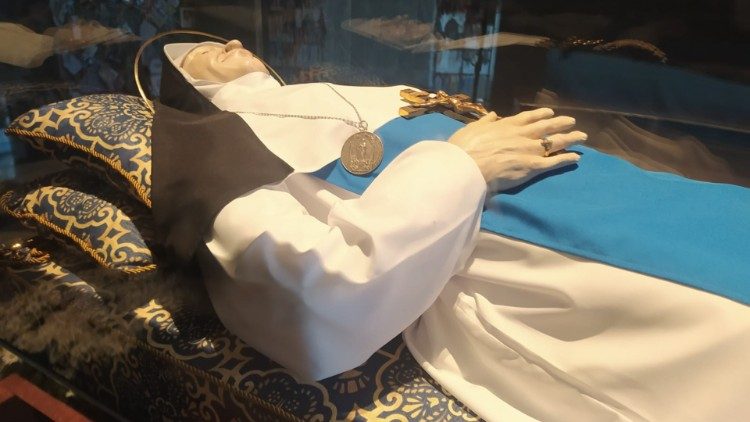 Túmulo de Santa Dulce dos Pobres na Capela das Relíquias