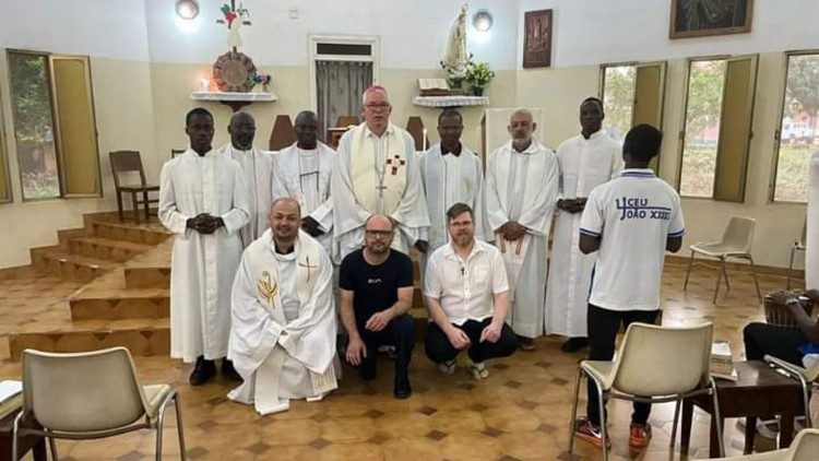 Arcebispo de Londrino Dom Geremias Steimetz em visita à diocese de Bafatá (Guiné-Bissau)