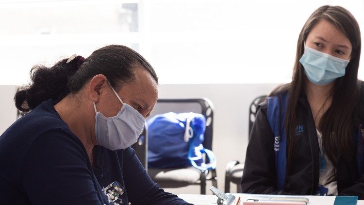 Als Rechtsberaterin der Centros de Atención al Migrante (CIAMI) hört sich Camila Motta das Leid derjenigen an, die gezwungen waren, Venezuela zu verlassen, und nun ihre Situation in Kolumbien regeln müssen. (@Margherita Mirabella/Archivio GSF)